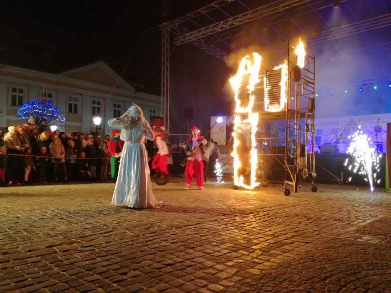 Na placu Wolności rozbrzmiewa kolęda na wysokości. Do Konina przybyła Królowa Lodu