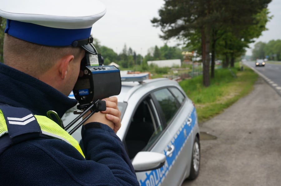 Pędził w terenie zabudowanym 104 km/h. Policjanci zabrali mu prawo jazdy