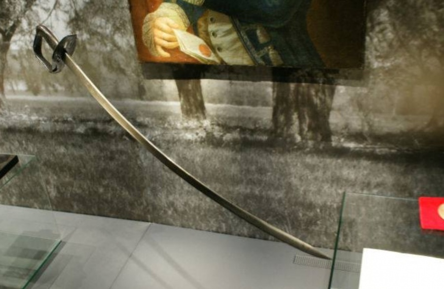 W licheńskim muzeum znajduje się oryginalna szabla z rytymi inskrypcjami z okazji uchwalenia Konstytucji 3 maja