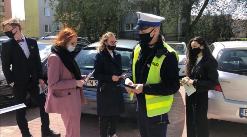 Dzisiaj „Europejski Dzień Bezpieczeństwa Ruchu Drogowego”. Policjanci wręczają kierowcom ulotki 