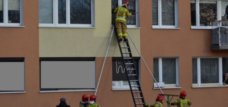 Zgłosił, że nie ma kontaktu z bratem od czterech dni. Strażacy weszli do mieszkania