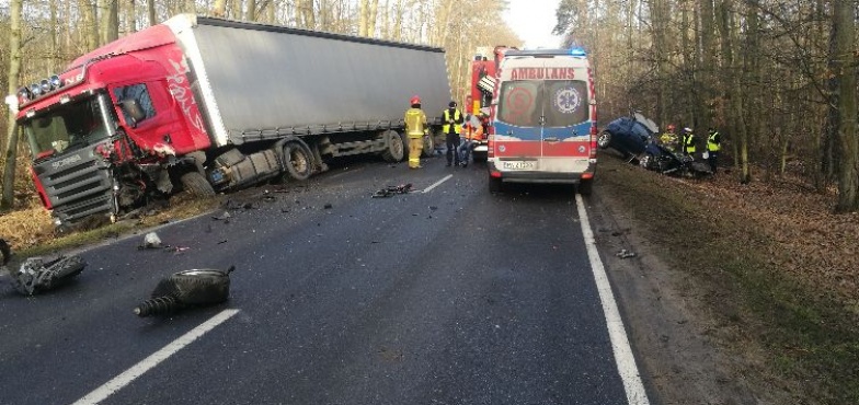 Samochód osobowy zderzył się z TIR-em. Wypadek w Smuczynie