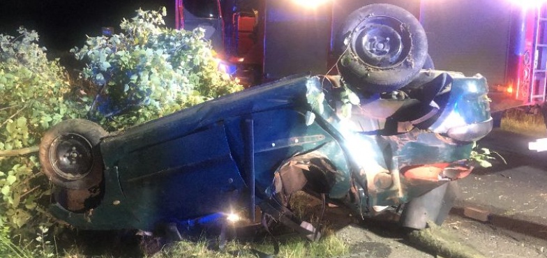 Strażacy ewakuowali uwięzionego w samochodzie mężczyznę. Dachowanie na drodze w Wieruszewie 