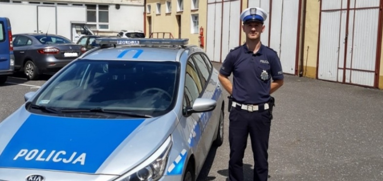 Policjant z drogówki zawiózł dziecko do szpitala. Dziewczynka nie mogła oddychać