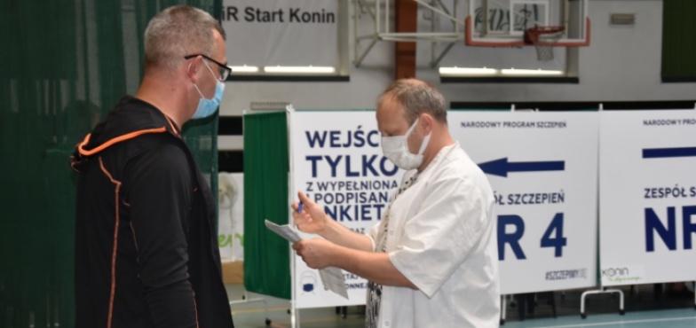 Trwają szczepienia w konińskim punkcie przy ulicy Popiełuszki 2a (Hala MOSiR)