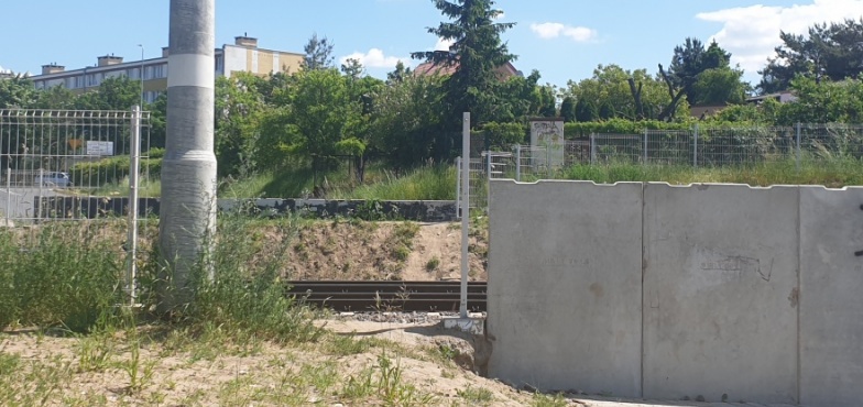 Mimo zakazu przechodzą przez tory na Okólnej. Ktoś zdemontował część ogrodzenia 