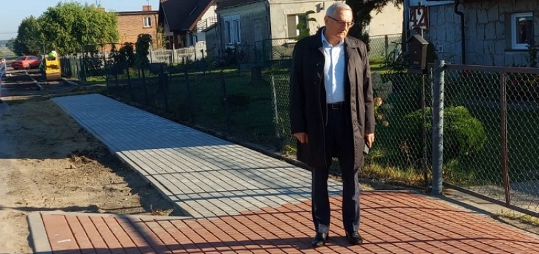 Będzie pół kilometra nowego chodnika. Koniec prac w połowie października