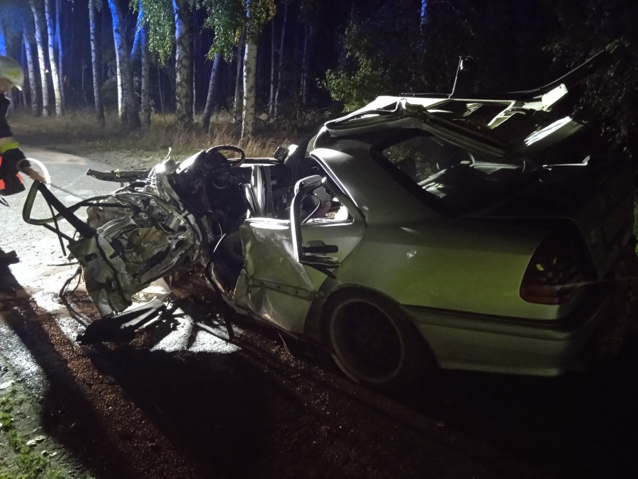 Samochód uderzył w drzewo. Jedna osoba poszkodowana  