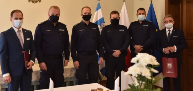 Wójt i komendant podziękowali policjantom. Pomogli przetransportować duszące się dziecko do szpitala 