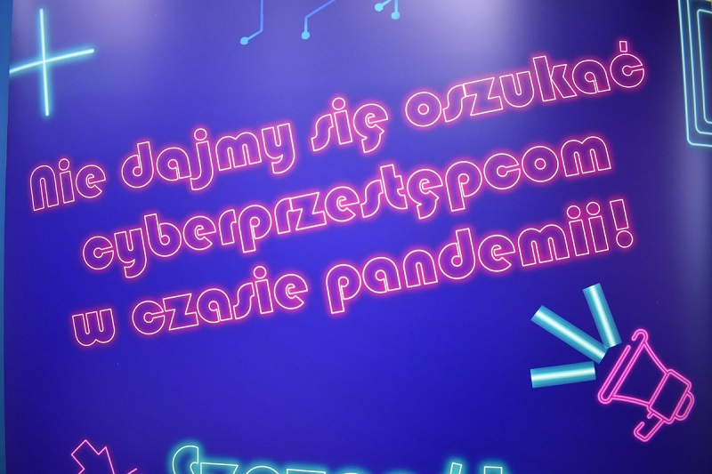Jak bezpiecznie korzystać z usług internetowych? Cyberprzestępcy wykorzystują, że ludzie są „zamknięci” w domach