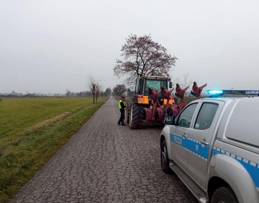 Prace w polu trwają. Policjanci odwiedzili rolników