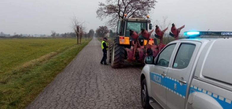 Prace w polu trwają. Policjanci odwiedzili rolników
