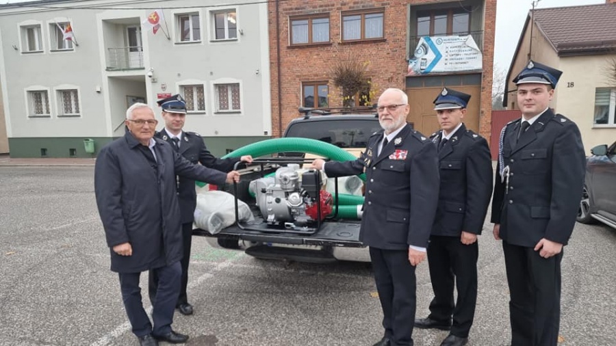 Nowa pompa do zanieczyszczonej wody. Dla druhów z OSP w Grochowach