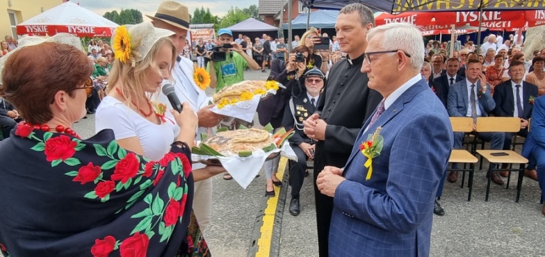 Święto PLONÓW w Rychwale. Przekazano podziękowania dla rolników za ich trud oraz odznaczenia i wyróżnienia 