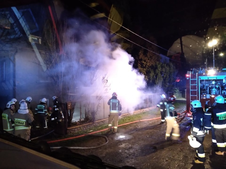 Trzydziestu strażaków walczyło z pożarem w gminie Turek. Spłonął garaż z samochodem, dom uratowano