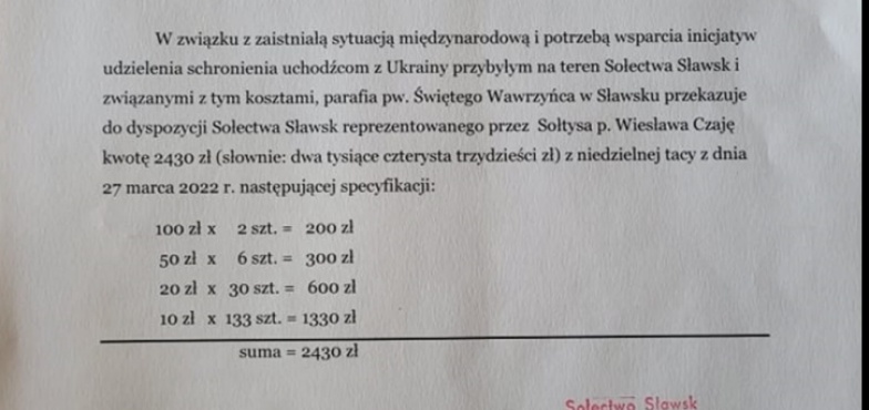 Proboszcz przekazał sołtysowi pieniądze z tacy dla uchodźców. Pomagają także mieszkańcy