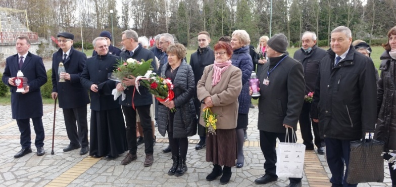 Modlili się w intencji ofiar katastrofy smoleńskiej i złożyli kwiaty pod tablicą 