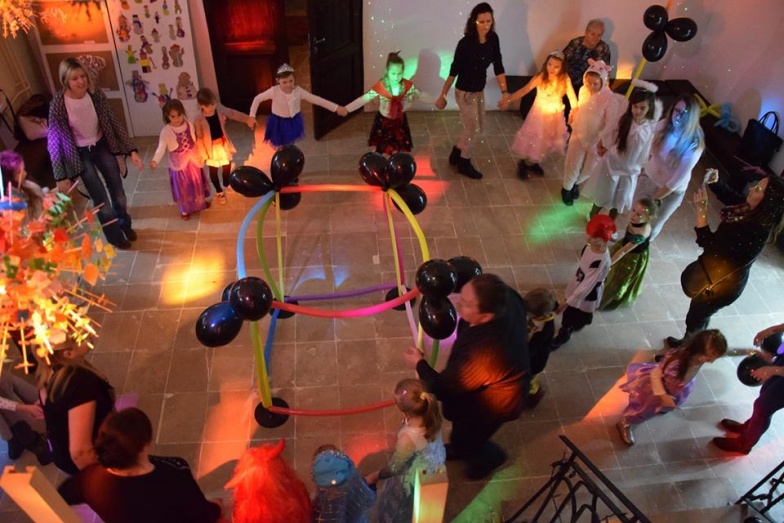 Podczas ferii dzieci się nie nudzą. Jak bawiły się na karnawałowym disco?