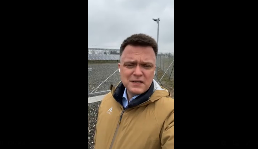 Szymon Hołownia w ramach „zielonej trasy” zatrzymał się przy farmie ZE PAK-u w Janiszewie 