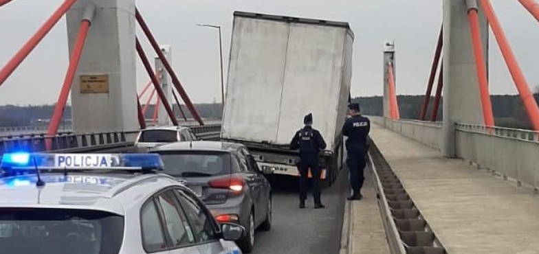 2 tysiące mandatu za złe zabezpieczenie ładunku. Jechał z przechyloną naczepą