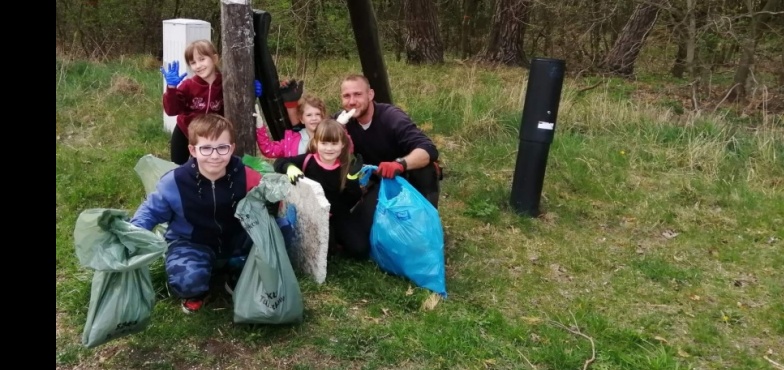  Smaszew na tropie śmieci. Sprzątali wieś, bo warto dbać o planetę i swoje otoczenie