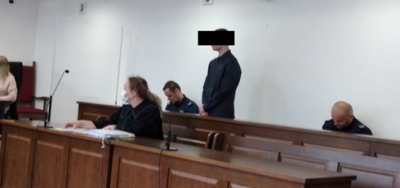 4 lata więzienia za napad na kantor i warzywniak. Zakończył się proces 17-latka