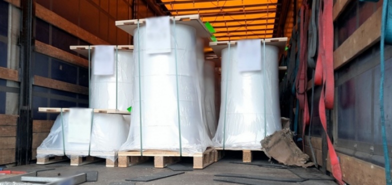 11 ton papieru wiózł bez zabezpieczenia. Nie miał czasu, bo się spieszył na doładunek