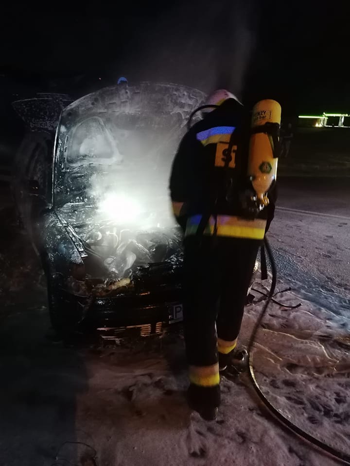 Samochód zapalił się podczas jazdy. Kierowca zauważył, że spod maski wydobywa się dym