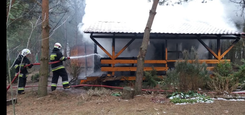 W Kępie spłonął domek letniskowy. Cztery jednostki gasiły pożar