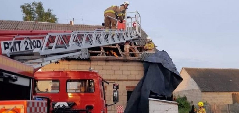 Zerwane dachy, powalone drzewa, zalane posesje. Pracowita noc strażaków