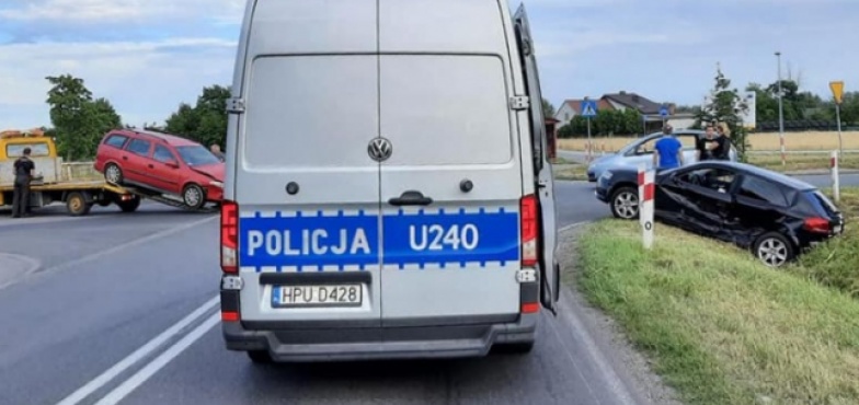 Zderzenie dwóch aut. 20-latek zapłaci mandat w wysokości 1500 złotych