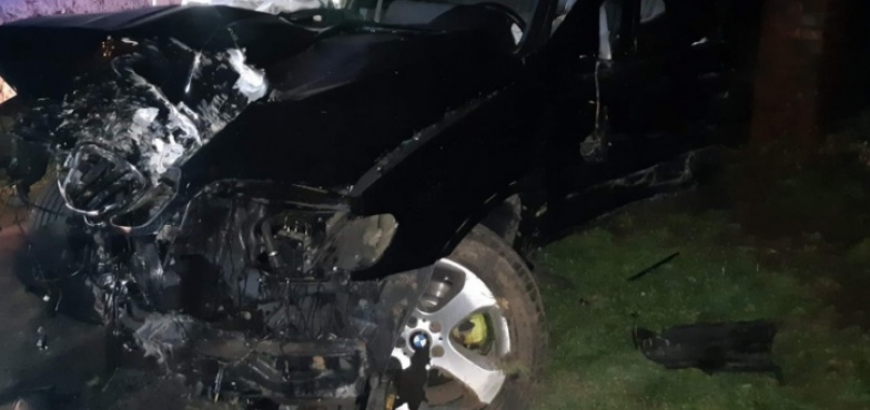 Zginął 28-letni pasażer BMW. Samochód wypadł z drogi, uderzył w drzewo i bramę