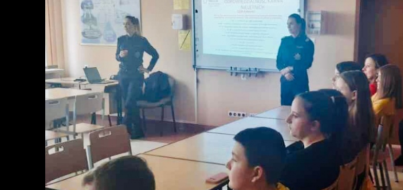 Policja rozmawia z uczniami o cyberzaburzeniach