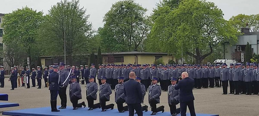 Uroczysta promocja na pierwszy stopień oficerski. Wśród nominowanych dwaj policjanci z Konina