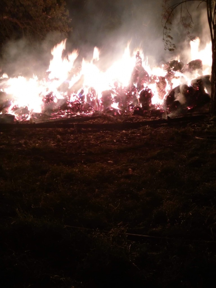  Znów podpalenie słomy w gminie Władysławów. Strażacka akcja trwała prawie sześć godzin