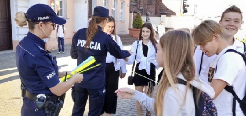 „Jesteśmy tu dla was”. Policjanci przed szkołami