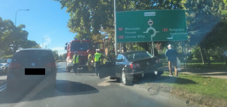 Kolizja przy rondzie. Uderzył w słup przy drodze