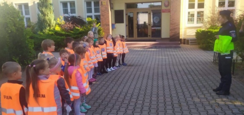Policjanci przed szkołą. Zachęcali do pomachania kierowcy