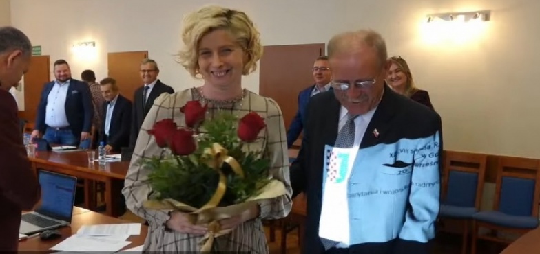 MOPS ma nową kierownik. Na sesji powitana przez radnych kwiatami