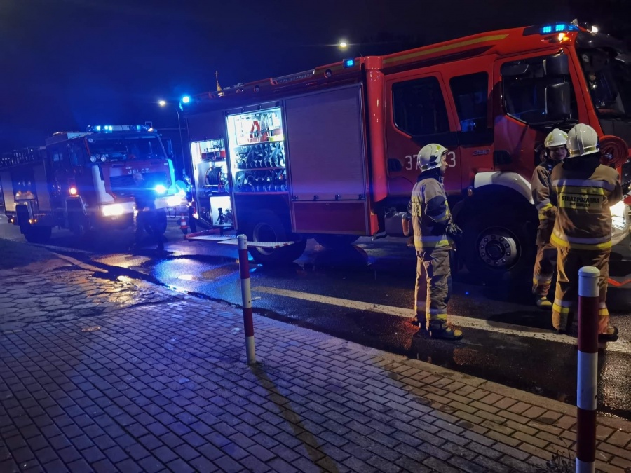 W płonącym mieszkaniu była kobieta, w drugim przebywał lokator. Oboje potrzebowali pomocy medycznej