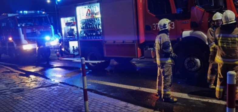 W płonącym mieszkaniu była kobieta, w drugim przebywał lokator. Oboje potrzebowali pomocy medycznej
