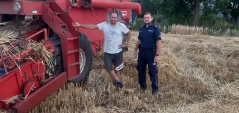 W mundurach na polu. Policjanci odwiedzają rolników