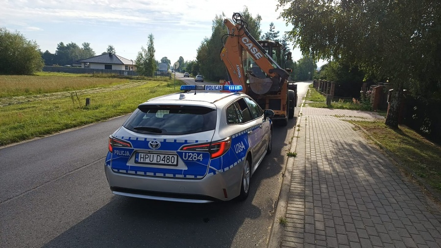 Miał ciężki weekend. Kierowca koparko-ładowarki z promilem