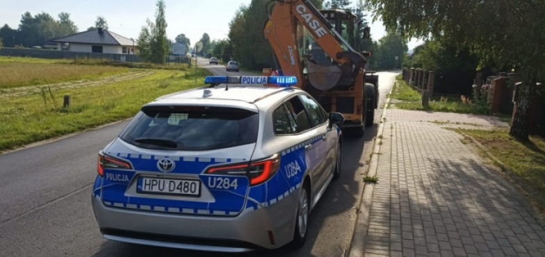 Miał ciężki weekend. Kierowca koparko-ładowarki z promilem