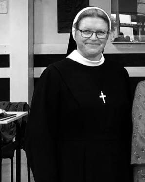 Była wieloletnią nauczycielką religii w II LO. W Chorwacji zginęła siostra zakonna