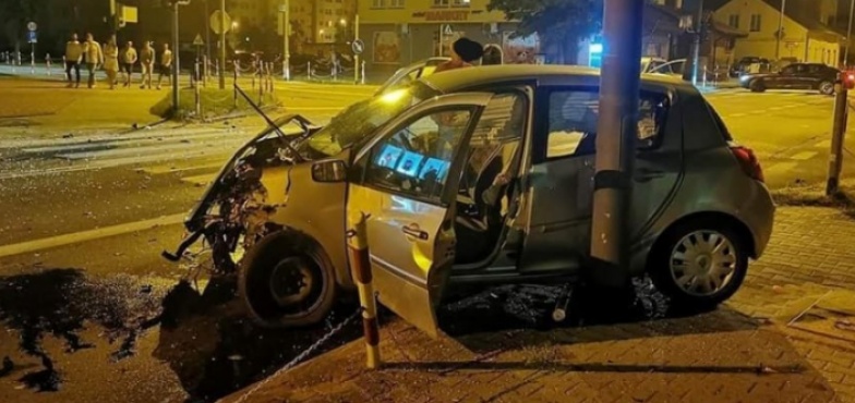 Zderzenie na skrzyżowaniu. Auta kompletnie zniszczone