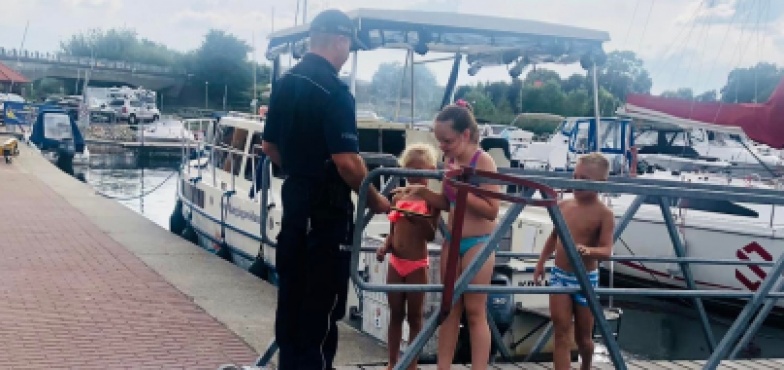 Policjanci przypominali plażowiczom jak bezpiecznie wypoczywać nad wodą