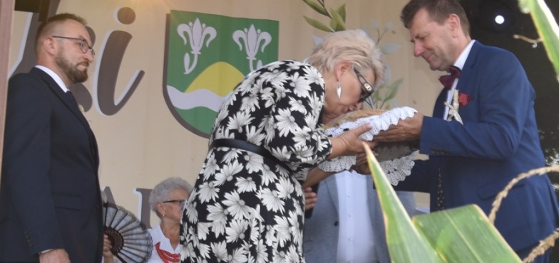 „Ziemi nie oszukasz, tyle rzeczy trzeba tu umieć”. Mieszkańcy bawili się na Dożynkach Gminno-Parafialnych
