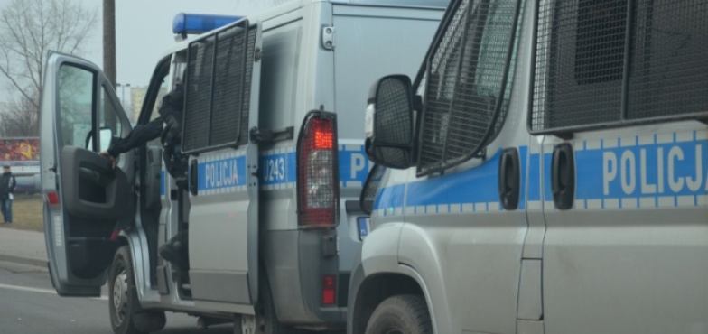 Kobieta stała za barierkami. Próba samobójcza na przeprawie