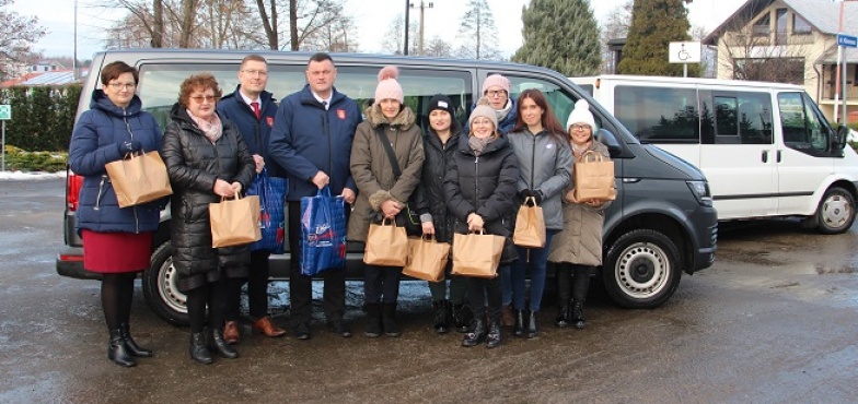 Paczki dla potrzebujących. Włodarze przybyli z życzeniami